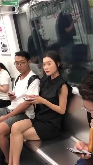 娱乐吃瓜酱地铁偶遇